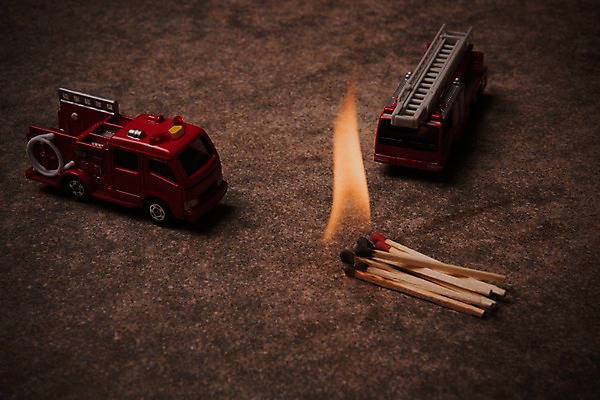 포토 JPG 스튜디오촬영 사다리 불 실내 사람없음 여러개 성냥 화재 두대 소방차 국내포토 자연요소 다수 2 자동차 내부 도구 사건 파일형식