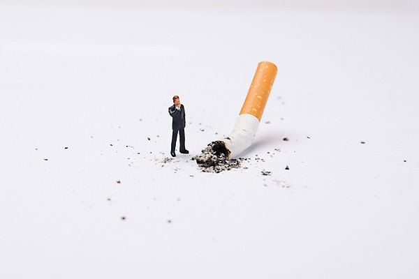 포토 JPG 스튜디오촬영 사람모양 담배 실내 사람없음 한개 미니어처 담뱃재 금연 담배꽁초 꺾음 국내포토 모양 1 캠페인 모션 내부 모형 사회이슈 파일형식
