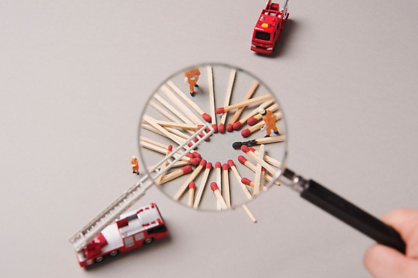 포토 JPG 스튜디오촬영 손 사다리 돋보기 노동자 사람모양 한손 실내 신체부위 여러개 미니어처 확대 성냥 소방차 국내포토 모양 직업 다수 자동차 사람 내부 모형 도구 파일형식