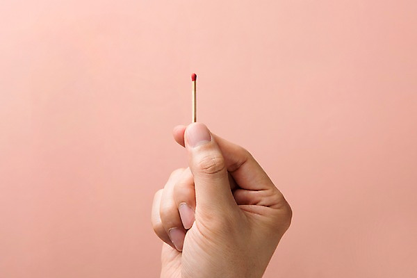 포토 JPG 스튜디오촬영 손 한손 실내 한명 들기 사람 신체부위 한개 잡기 성냥 국내포토 1 모션 내부 파일형식