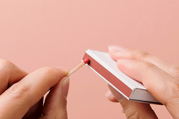 포토 JPG 스튜디오촬영 손 실내 한명 들기 사람 신체부위 양손 잡기 성냥 성냥갑 국내포토 1 모션 내부 파일형식