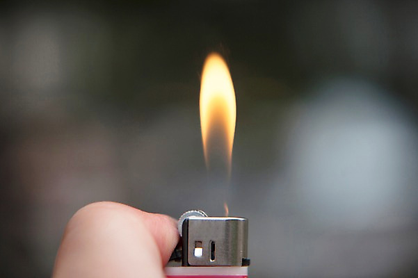 포토 JPG 주간 손 불 한손 들기 사람 야외 아웃포커스 신체부위 한개 국내포토 자연요소 1 모션 촬영기법 파일형식