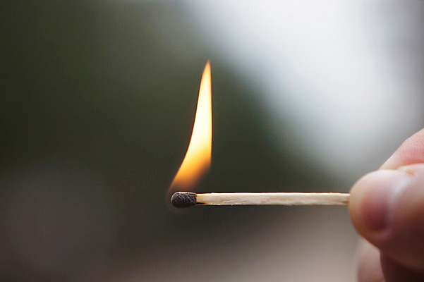 포토 JPG 주간 손 불 한손 사람 야외 아웃포커스 신체부위 한개 성냥 국내포토 자연요소 1 촬영기법 파일형식