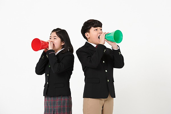 포토 JPG 스튜디오촬영 학생 여학생 여자 남자 교복 남학생 실내 서기 상반신 두명 옆모습 10대 친구 확성기 외침 한국인 여중생 십대만 남중생 국내포토 옷 뷰포인트 관계 모션 중학생 청소년 사람 동양인 내부 소리 파일형식 인종