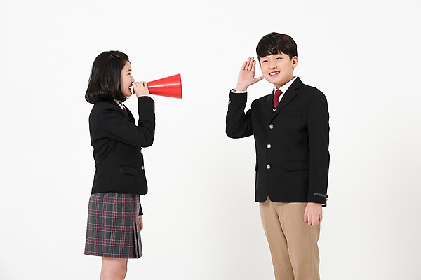 포토 JPG 스튜디오촬영 학생 여학생 여자 남자 교복 남학생 실내 서기 미소 상반신 두명 옆모습 10대 친구 확성기 외침 듣기 한국인 여중생 십대만 남중생 국내포토 옷 뷰포인트 관계 모션 중학생 청소년 표정 사람 동양인 내부 소리 파일형식
