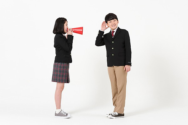 포토 JPG 스튜디오촬영 전신 학생 여학생 여자 남자 교복 남학생 실내 서기 미소 두명 앞모습 옆모습 10대 친구 확성기 외침 듣기 한국인 여중생 십대만 남중생 국내포토 옷 뷰포인트 관계 모션 중학생 청소년 표정 사람 동양인 내부 소리 파일형식