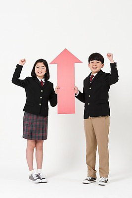 포토 JPG 스튜디오촬영 전신 학생 배너 여학생 여자 남자 교복 화살표 남학생 실내 서기 미소 두명 앞모습 10대 친구 파이팅 주먹 한국인 여중생 상승 십대만 남중생 국내포토 옷 뷰포인트 컨셉 관계 모션 중학생 청소년 표정 사람 동양인 내부 파일형식