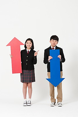 포토 JPG 스튜디오촬영 전신 학생 배너 여학생 여자 남자 교복 화살표 남학생 실내 서기 미소 두명 앞모습 10대 빨간색 파란색 친구 한국인 가리킴 하락 여중생 상승 십대만 남중생 국내포토 옷 뷰포인트 컬러 컨셉 관계 모션 중학생 청소년 표정 사람 동양인 손짓 내부 파일형식