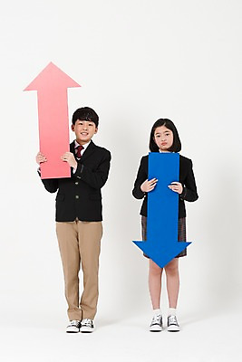 포토 JPG 스튜디오촬영 전신 학생 배너 여학생 여자 남자 교복 화살표 남학생 실내 서기 미소 두명 앞모습 10대 빨간색 파란색 친구 한국인 좌절 하락 여중생 상승 십대만 남중생 국내포토 옷 감정 뷰포인트 컬러 컨셉 관계 모션 중학생 청소년 표정 사람 동양인 내부 파일형식