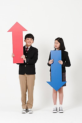 포토 JPG 스튜디오촬영 전신 학생 배너 여학생 여자 남자 교복 화살표 남학생 실내 서기 미소 두명 앞모습 10대 빨간색 파란색 친구 한국인 찡그림 하락 여중생 상승 십대만 남중생 국내포토 옷 뷰포인트 컬러 컨셉 관계 모션 중학생 청소년 표정 사람 동양인 내부 파일형식
