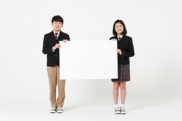 포토 JPG 스튜디오촬영 전신 학생 배너 여학생 여자 남자 교복 남학생 사각프레임 광고판 알림판 실내 서기 미소 들기 두명 앞모습 10대 친구 한국인 여중생 십대만 남중생 국내포토 옷 뷰포인트 관계 모션 중학생 청소년 프레임 표정 사람 동양인 내부 사각형 판 파일형식