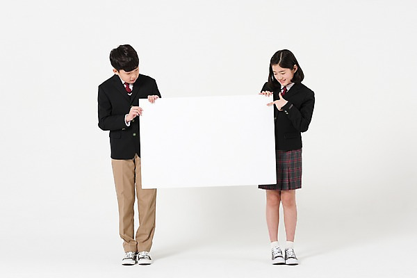 포토 JPG 스튜디오촬영 전신 학생 배너 응시 여학생 여자 남자 교복 남학생 사각프레임 광고판 알림판 실내 서기 들기 두명 앞모습 10대 친구 한국인 검지손가락 가리킴 여중생 십대만 내려보기 남중생 국내포토 시선 옷 뷰포인트 손가락 관계 모션 중학생 청소년 프레임 사람 동양인 손짓 내부 사각형 판 파일형식