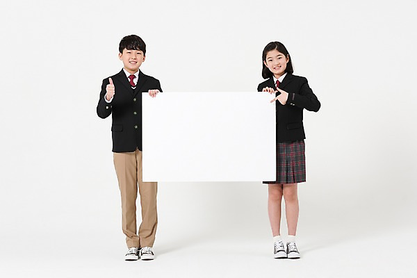 포토 JPG 스튜디오촬영 전신 학생 배너 여학생 여자 남자 교복 남학생 사각프레임 광고판 알림판 실내 서기 미소 들기 두명 앞모습 10대 친구 한국인 엄지손가락 검지손가락 가리킴 최고 여중생 십대만 남중생 국내포토 옷 뷰포인트 손가락 관계 모션 중학생 청소년 프레임 표정 사람 동양인 손짓 내부 사각형 판 파일형식