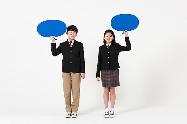 포토 JPG 스튜디오촬영 전신 학생 여학생 여자 남자 교복 남학생 말풍선 실내 서기 미소 들기 두명 앞모습 10대 친구 한국인 여중생 십대만 남중생 국내포토 옷 뷰포인트 관계 모션 중학생 청소년 표정 사람 동양인 내부 파일형식