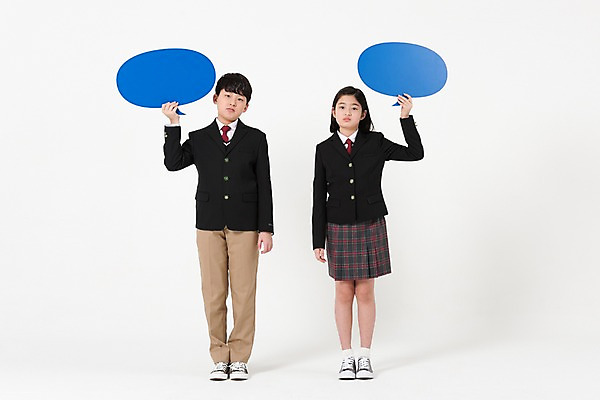 포토 JPG 스튜디오촬영 전신 학생 여학생 여자 남자 교복 남학생 말풍선 실내 서기 들기 두명 앞모습 10대 친구 한국인 호기심 여중생 십대만 남중생 국내포토 옷 감정 뷰포인트 컨셉 관계 모션 중학생 청소년 사람 동양인 내부 파일형식