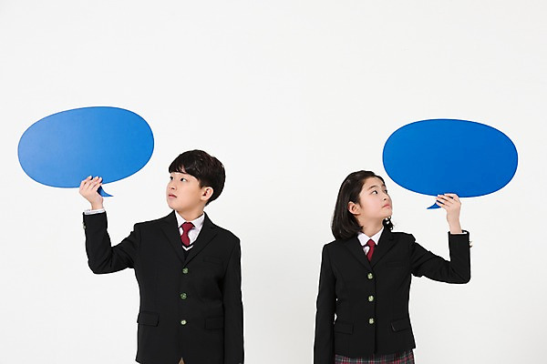 포토 JPG 스튜디오촬영 학생 응시 여학생 여자 남자 교복 남학생 말풍선 실내 서기 들기 상반신 두명 앞모습 10대 친구 한국인 호기심 여중생 십대만 남중생 국내포토 시선 옷 감정 뷰포인트 컨셉 관계 모션 중학생 청소년 사람 동양인 내부 파일형식