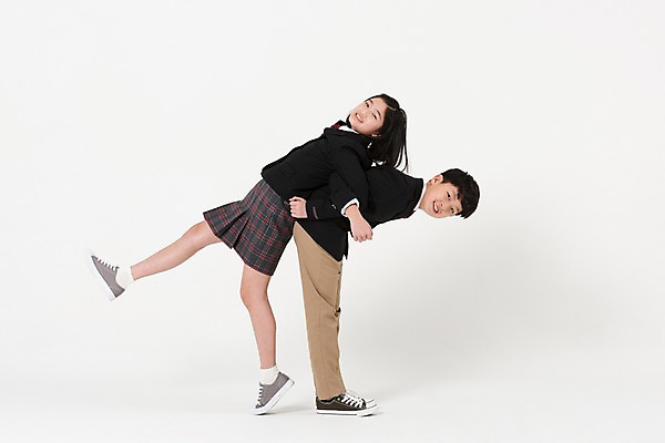 포토 JPG 스튜디오촬영 전신 학생 여학생 여자 남자 교복 남학생 장난 실내 서기 미소 두명 옆모습 10대 친구 한국인 등맞대기 여중생 업기 십대만 남중생 국내포토 옷 뷰포인트 관계 모션 중학생 청소년 표정 사람 동양인 내부 파일형식
