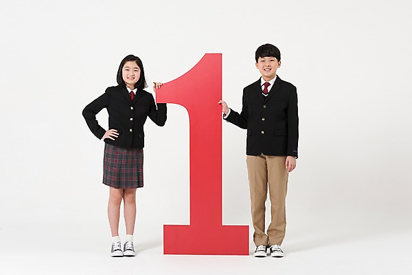 포토 JPG 스튜디오촬영 전신 1 학생 배너 여학생 여자 남자 교복 남학생 허리손 실내 서기 미소 두명 앞모습 10대 친구 숫자 한국인 잡기 우승 여중생 십대만 남중생 국내포토 문자 옷 뷰포인트 포즈 관계 모션 중학생 청소년 표정 사람 동양인 내부 최고 파일형식