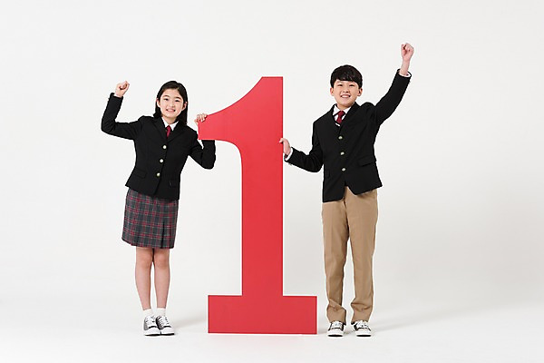 포토 JPG 스튜디오촬영 전신 1 학생 배너 여학생 여자 남자 교복 남학생 실내 서기 미소 두명 앞모습 10대 친구 숫자 손들기 파이팅 주먹 한국인 우승 여중생 십대만 남중생 국내포토 문자 옷 뷰포인트 관계 모션 중학생 청소년 표정 사람 동양인 내부 최고 파일형식