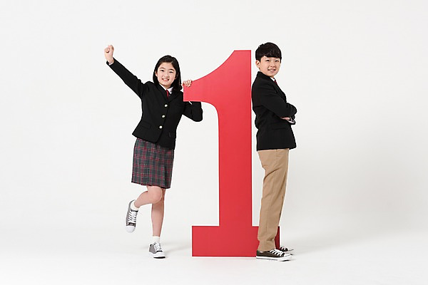 포토 JPG 스튜디오촬영 전신 1 학생 배너 여학생 여자 남자 교복 남학생 포즈 실내 서기 미소 두명 앞모습 옆모습 10대 친구 숫자 손들기 한국인 우승 여중생 십대만 남중생 국내포토 문자 옷 뷰포인트 관계 모션 중학생 청소년 표정 사람 동양인 내부 최고 파일형식