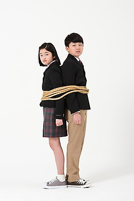포토 JPG 스튜디오촬영 전신 학생 여학생 여자 남자 교복 밧줄 남학생 실내 서기 두명 옆모습 10대 친구 한국인 등맞대기 끈 묶기 여중생 십대만 남중생 국내포토 옷 줄 뷰포인트 관계 모션 중학생 청소년 사람 동양인 내부 파일형식
