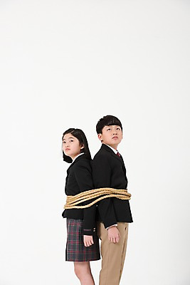 포토 JPG 스튜디오촬영 학생 응시 여학생 여자 남자 교복 밧줄 남학생 실내 서기 상반신 두명 옆모습 10대 친구 한국인 올려보기 등맞대기 분노 묶기 여중생 십대만 남중생 국내포토 시선 옷 감정 줄 뷰포인트 관계 모션 중학생 청소년 사람 동양인 내부 파일형식