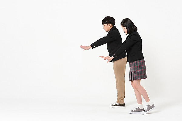 포토 JPG 스튜디오촬영 전신 학생 여학생 여자 남자 교복 남학생 실내 서기 두명 옆모습 10대 친구 걷기 한국인 손내밀기 여중생 찾기 십대만 남중생 국내포토 옷 뷰포인트 관계 모션 중학생 청소년 사람 동양인 손짓 내부 파일형식