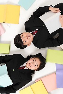 포토 JPG 스튜디오촬영 학생 여학생 여자 남자 교복 남학생 실내 미소 들기 상반신 두명 앞모습 10대 책 친구 눕기 한국인 여러권 여중생 십대만 남중생 국내포토 옷 뷰포인트 다수 관계 모션 중학생 청소년 표정 사람 동양인 내부 파일형식