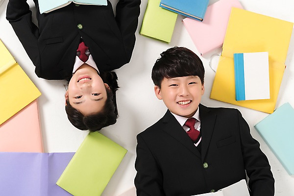 포토 JPG 스튜디오촬영 학생 여학생 여자 남자 교복 남학생 실내 미소 상반신 두명 앞모습 10대 책 친구 눕기 한국인 여러권 여중생 십대만 남중생 국내포토 옷 뷰포인트 다수 관계 모션 중학생 청소년 표정 사람 동양인 내부 파일형식 인종