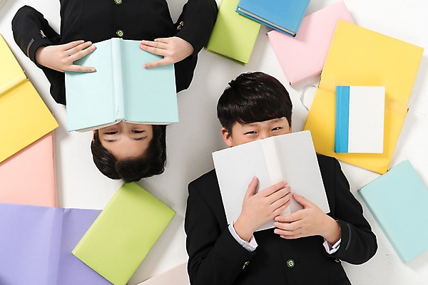 포토 JPG 스튜디오촬영 학생 응시 여학생 여자 남자 교복 남학생 실내 들기 상반신 두명 앞모습 10대 책 친구 눕기 한국인 여러권 여중생 십대만 남중생 국내포토 시선 옷 뷰포인트 다수 관계 모션 중학생 청소년 사람 동양인 내부 파일형식