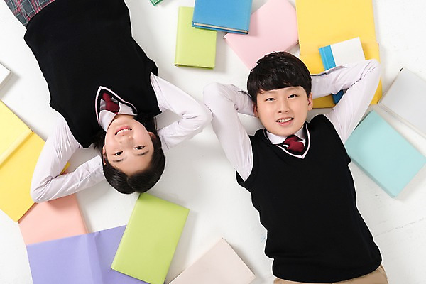 포토 JPG 스튜디오촬영 학생 응시 여학생 여자 남자 교복 남학생 실내 미소 상반신 두명 앞모습 10대 책 친구 눕기 한국인 여러권 여중생 팔베개 십대만 남중생 국내포토 시선 옷 뷰포인트 다수 관계 모션 중학생 청소년 표정 사람 동양인 내부 파일형식