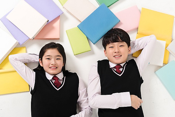 포토 JPG 스튜디오촬영 학생 여학생 여자 남자 교복 남학생 실내 미소 상반신 두명 앞모습 10대 책 친구 눕기 한국인 여러권 여중생 팔베개 십대만 남중생 국내포토 옷 뷰포인트 다수 관계 모션 중학생 청소년 표정 사람 동양인 내부 파일형식