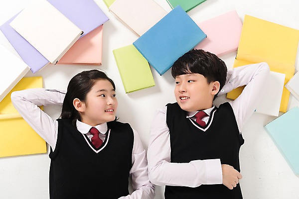 포토 JPG 스튜디오촬영 학생 응시 여학생 여자 남자 교복 남학생 실내 상반신 두명 앞모습 10대 책 친구 눕기 마주보기 한국인 여러권 여중생 팔베개 십대만 남중생 국내포토 시선 옷 뷰포인트 다수 관계 모션 중학생 청소년 사람 동양인 내부 파일형식