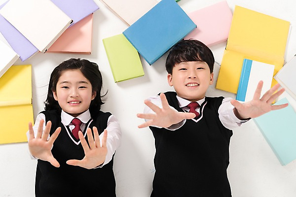 포토 JPG 스튜디오촬영 학생 여학생 여자 남자 교복 남학생 실내 손바닥 미소 상반신 두명 앞모습 10대 책 친구 눕기 손들기 한국인 여러권 여중생 십대만 남중생 국내포토 손 옷 뷰포인트 다수 관계 모션 중학생 청소년 표정 사람 동양인 내부 파일형식