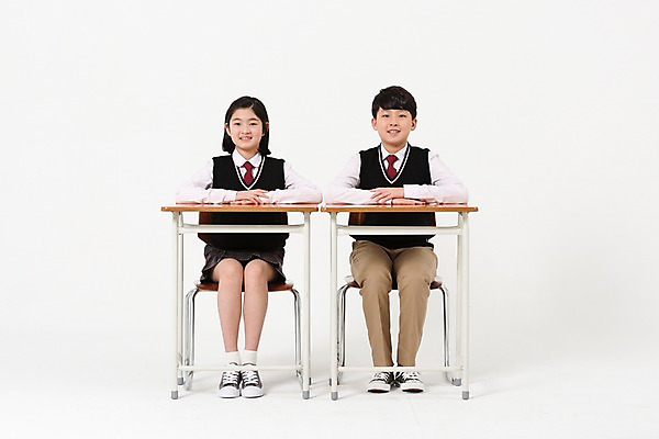 포토 JPG 스튜디오촬영 전신 학생 여학생 여자 남자 교복 남학생 포즈 의자 실내 미소 앉기 두명 앞모습 10대 친구 한국인 책상 여중생 손모으기 십대만 남중생 국내포토 옷 뷰포인트 가구 관계 모션 중학생 청소년 표정 사람 동양인 손짓 내부 파일형식