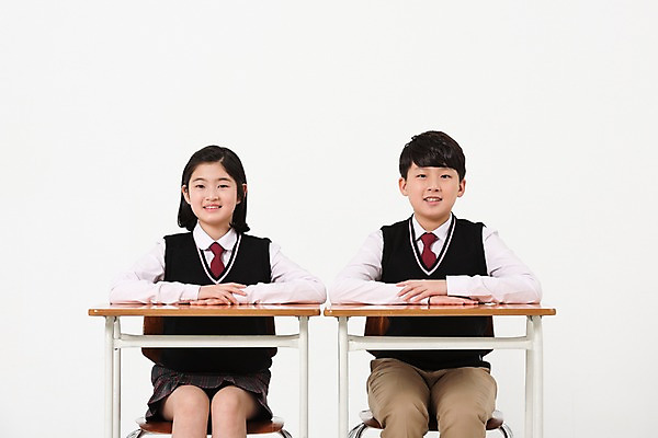 포토 JPG 스튜디오촬영 학생 여학생 여자 남자 교복 남학생 포즈 의자 실내 미소 앉기 상반신 두명 앞모습 10대 친구 한국인 책상 여중생 손모으기 십대만 남중생 국내포토 옷 뷰포인트 가구 관계 모션 중학생 청소년 표정 사람 동양인 손짓 내부 파일형식