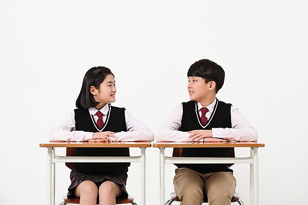 포토 JPG 스튜디오촬영 학생 여학생 여자 남자 교복 남학생 의자 실내 미소 앉기 상반신 두명 앞모습 10대 친구 마주보기 한국인 책상 여중생 손모으기 십대만 남중생 국내포토 옷 뷰포인트 가구 관계 모션 중학생 청소년 표정 사람 동양인 손짓 내부 파일형식