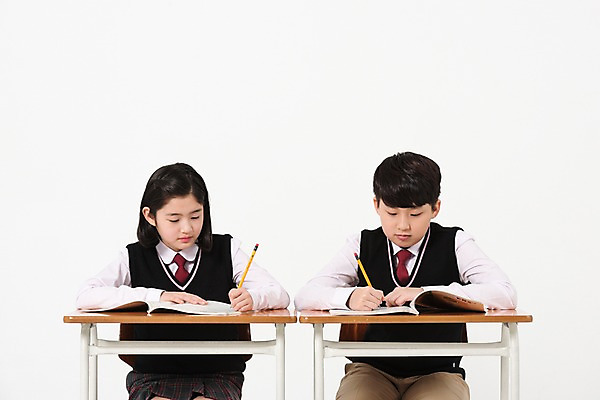 포토 JPG 스튜디오촬영 학생 여학생 여자 남자 교복 남학생 의자 실내 앉기 상반신 두명 앞모습 10대 책 친구 연필 한국인 기록 책상 여중생 십대만 남중생 국내포토 옷 뷰포인트 가구 관계 모션 중학생 청소년 학용품 사람 동양인 내부 필기구 파일형식 생활용품 문구용품 인종 오브젝트