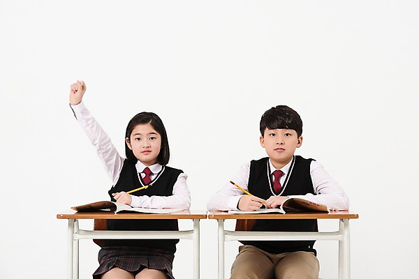 포토 JPG 스튜디오촬영 학생 여학생 여자 남자 교복 남학생 의자 실내 앉기 상반신 두명 앞모습 10대 친구 연필 손들기 한국인 질문 책상 여중생 십대만 남중생 국내포토 옷 뷰포인트 가구 관계 모션 중학생 청소년 학용품 사람 동양인 내부 필기구 파일형식 생활용품 문구용품 인종 오브젝트