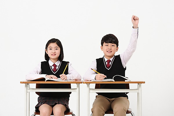 포토 JPG 스튜디오촬영 학생 여학생 여자 남자 교복 남학생 의자 실내 미소 앉기 상반신 두명 앞모습 10대 친구 연필 손들기 한국인 질문 책상 여중생 십대만 남중생 국내포토 옷 뷰포인트 가구 관계 모션 중학생 청소년 학용품 표정 사람 동양인 내부 필기구 파일형식