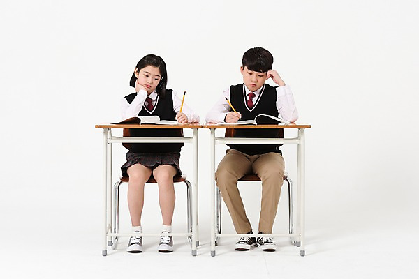 포토 JPG 스튜디오촬영 전신 학생 여학생 여자 남자 교복 남학생 의자 실내 앉기 두명 앞모습 10대 책 친구 연필 한국인 기록 지루함 책상 여중생 십대만 남중생 국내포토 옷 감정 뷰포인트 가구 관계 모션 중학생 청소년 학용품 사람 동양인 내부 필기구 파일형식