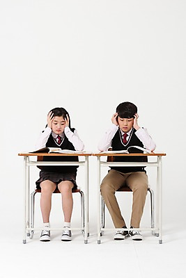 포토 JPG 스튜디오촬영 전신 학생 여학생 여자 남자 교복 남학생 의자 실내 앉기 두명 앞모습 10대 책 친구 한국인 잡기 찡그림 지루함 책상 여중생 십대만 남중생 국내포토 옷 감정 뷰포인트 가구 관계 모션 중학생 청소년 표정 사람 동양인 내부 파일형식