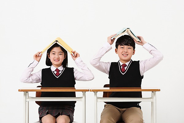 포토 JPG 스튜디오촬영 학생 여학생 여자 남자 교복 남학생 의자 실내 미소 들기 앉기 상반신 두명 앞모습 10대 책 친구 한국인 책상 여중생 머리위 십대만 남중생 국내포토 옷 뷰포인트 가구 관계 모션 중학생 청소년 표정 사람 동양인 내부 파일형식