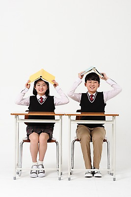 포토 JPG 스튜디오촬영 전신 학생 여학생 여자 남자 교복 남학생 의자 실내 미소 들기 앉기 두명 앞모습 10대 책 친구 한국인 책상 여중생 머리위 십대만 남중생 국내포토 옷 뷰포인트 가구 관계 모션 중학생 청소년 표정 사람 동양인 내부 파일형식