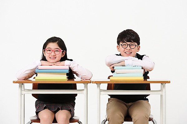 포토 JPG 스튜디오촬영 학생 여학생 여자 남자 교복 남학생 의자 실내 미소 앉기 상반신 두명 앞모습 10대 책 친구 턱괴기 한국인 책상 여러권 여중생 십대만 안경낌 남중생 국내포토 옷 안경 뷰포인트 가구 다수 관계 모션 중학생 청소년 표정 사람 동양인 내부 파일형식