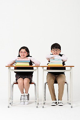 포토 JPG 스튜디오촬영 전신 학생 여학생 여자 남자 교복 남학생 의자 실내 미소 앉기 두명 앞모습 10대 책 친구 한국인 책상 즐거움 여러권 여중생 십대만 안경낌 남중생 국내포토 옷 감정 안경 뷰포인트 가구 다수 관계 모션 중학생 청소년 표정 사람 동양인 내부 파일형식