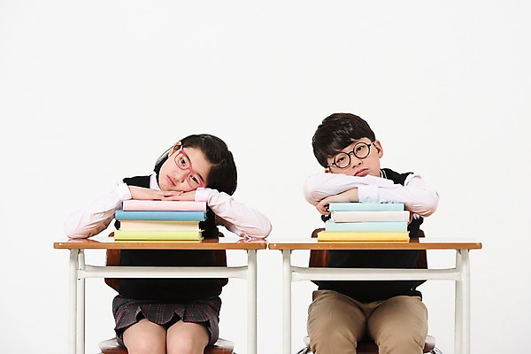 포토 JPG 스튜디오촬영 학생 여학생 여자 남자 교복 남학생 의자 실내 앉기 상반신 두명 앞모습 10대 책 친구 턱괴기 한국인 지루함 책상 여러권 여중생 십대만 안경낌 남중생 국내포토 옷 감정 안경 뷰포인트 가구 다수 관계 모션 중학생 청소년 사람 동양인 내부 파일형식