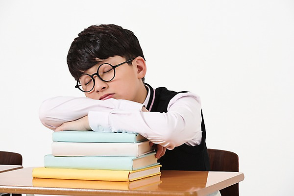 포토 JPG 스튜디오촬영 학생 남자 교복 남학생 의자 중학생 실내 한명 앉기 상반신 앞모습 10대 책 한국인 잠 책상 여러권 십대남자한명만 안경낌 국내포토 1 옷 안경 뷰포인트 가구 다수 모션 청소년 사람 동양인 내부 남자한명만 십대남자만 파일형식