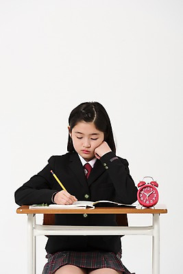 포토 JPG 스튜디오촬영 학생 여학생 여자 교복 의자 실내 한명 앉기 상반신 앞모습 10대 연필 턱괴기 한국인 기록 책상 여중생 탁상시계 십대여자한명만 국내포토 1 옷 뷰포인트 시계 가구 모션 중학생 청소년 학용품 사람 동양인 내부 필기구 여자한명만 십대여자만 파일형식 생활용품 문구용품 인종 여자만 십대만 오브젝트
