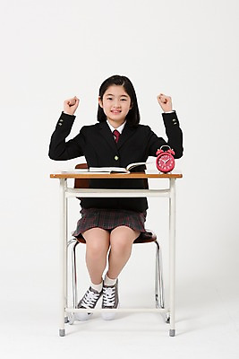 포토 JPG 스튜디오촬영 전신 학생 여학생 여자 교복 의자 실내 한명 미소 앉기 앞모습 10대 책 파이팅 공책 주먹 한국인 책상 여중생 탁상시계 십대여자한명만 국내포토 1 옷 뷰포인트 시계 가구 모션 중학생 청소년 문구용품 표정 사람 동양인 내부 여자한명만 십대여자만 파일형식